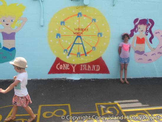 Lola the Illustrator and her sister Fifi